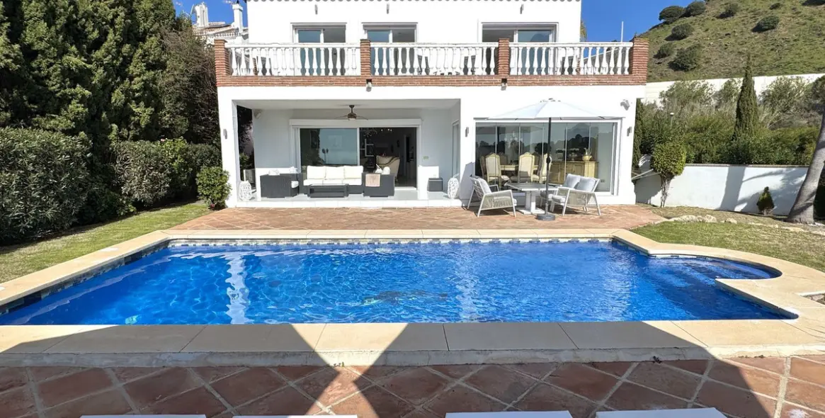 Продажа  отдельно стоящей виллы в Calahonda 30