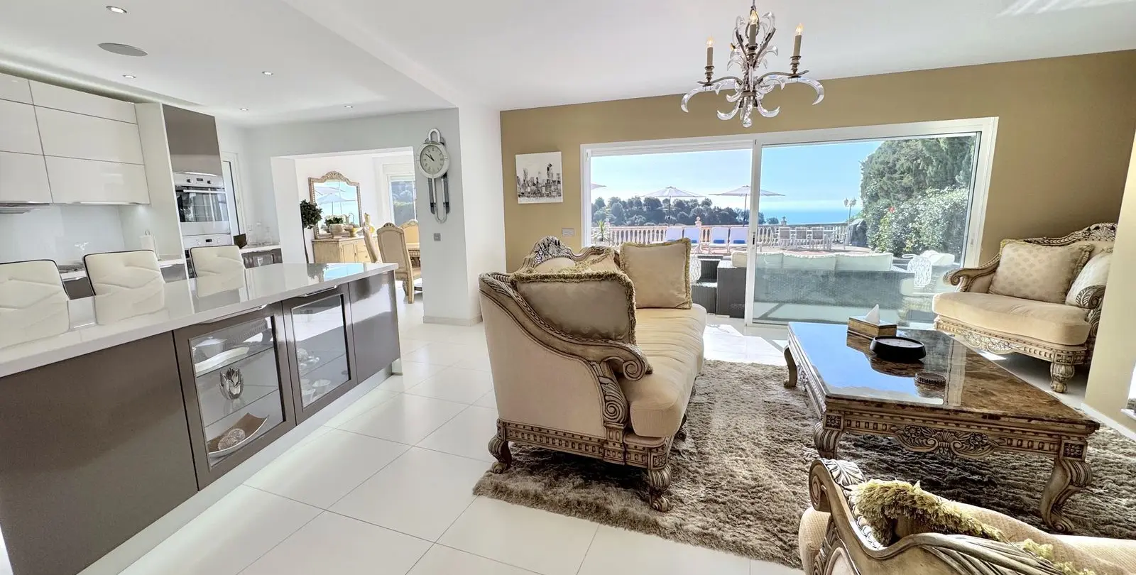 Sale of detached villa in Calahonda 11