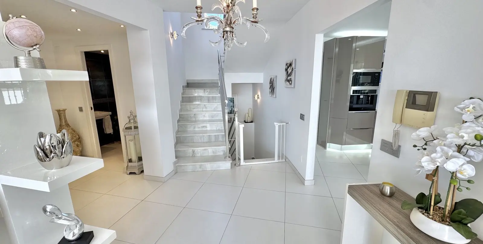 Sale of detached villa in Calahonda 24