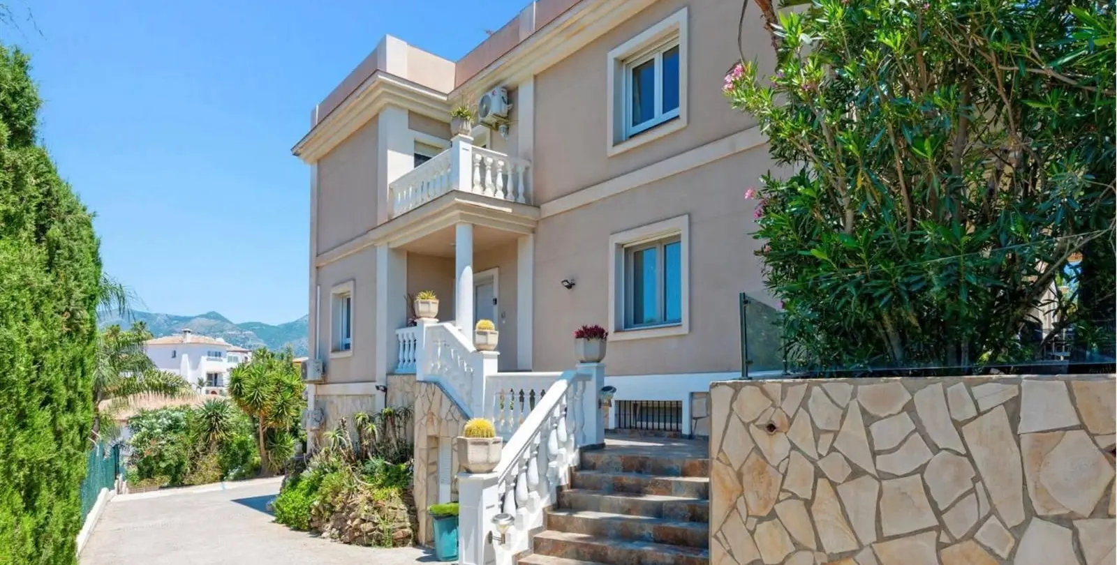 Продажа  отдельно стоящей виллы в Campo Mijas 11