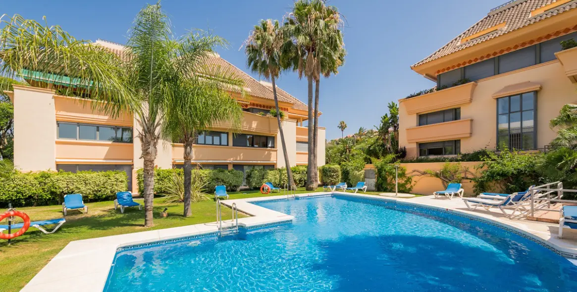 Long-term rent of middle floor apartment in Nueva Andalucía 1