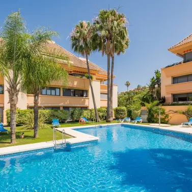 Alquiler a largo plazo de apartamento en planta media en Nueva Andalucía