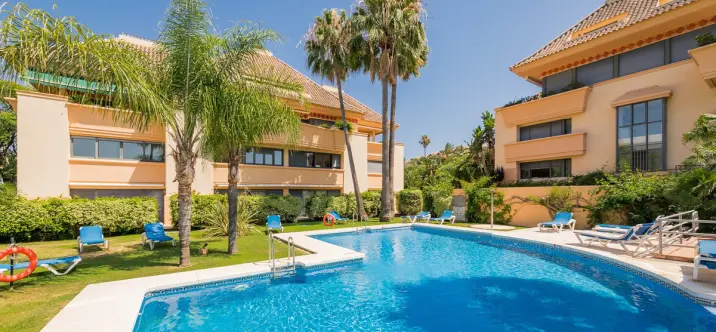 Alquiler a largo plazo de apartamento en planta media en Nueva Andalucía 0