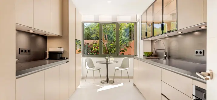 Alquiler a largo plazo de apartamento en planta media en Nueva Andalucía 2