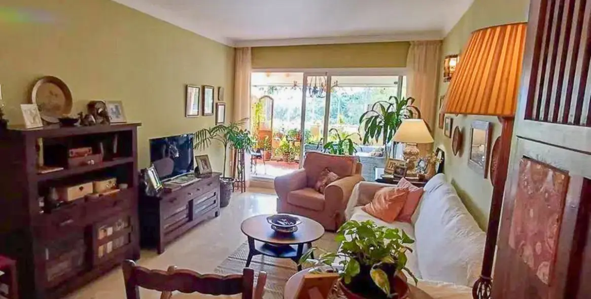 Sale of ground floor apartment in Elviria 2