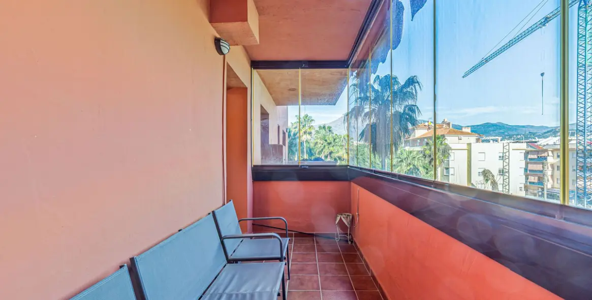 Venta de apartamento en planta media en Estepona 1