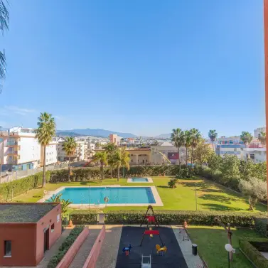 Sale of middle floor apartment in Estepona