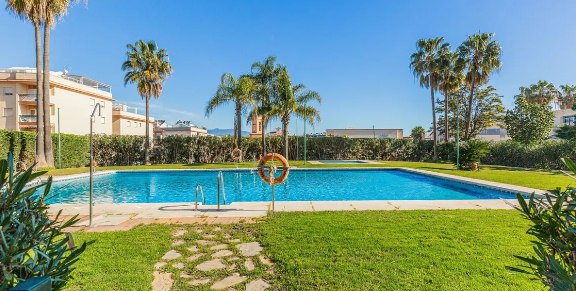 Venta de apartamento en planta media en Estepona 4
