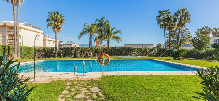 Sale of middle floor apartment in Estepona 3