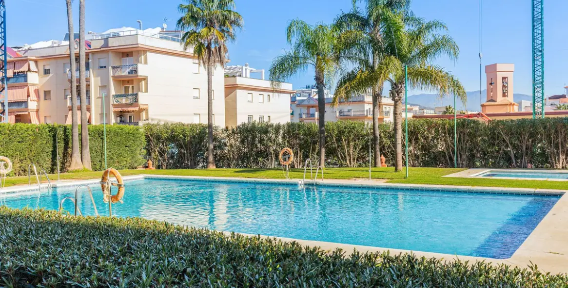 Venta de apartamento en planta media en Estepona 5