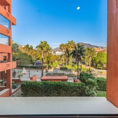 Sale of middle floor apartment in Estepona