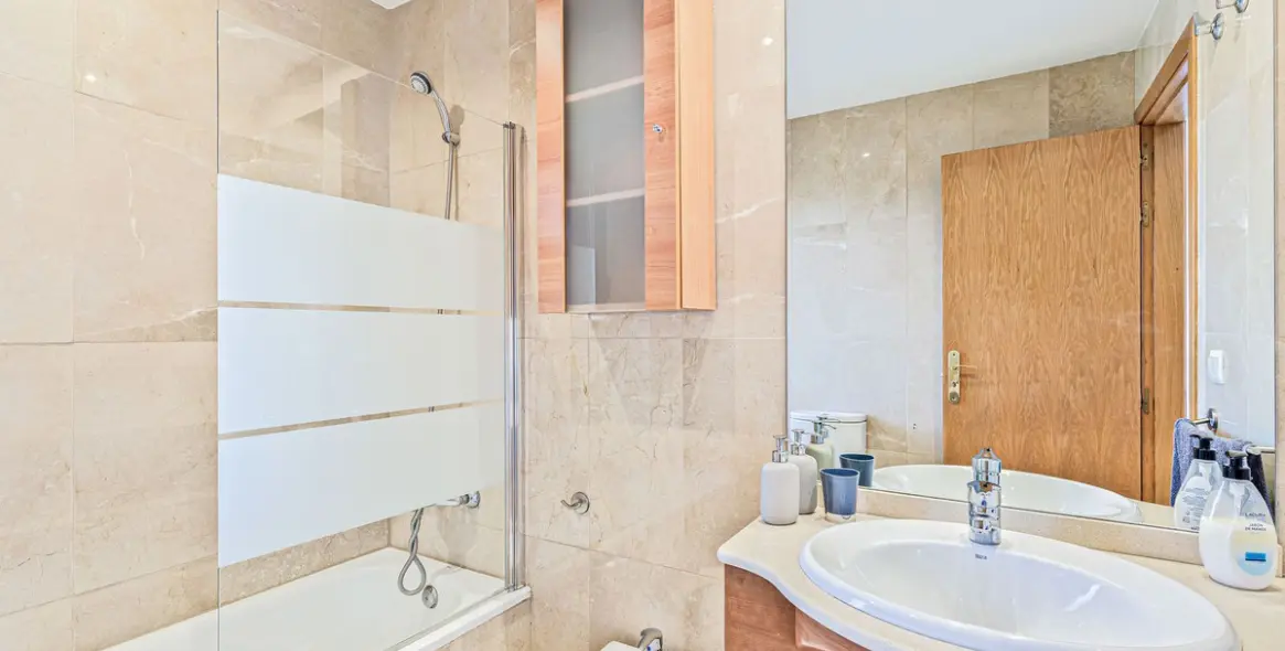 Venta de apartamento en planta media en Estepona 22