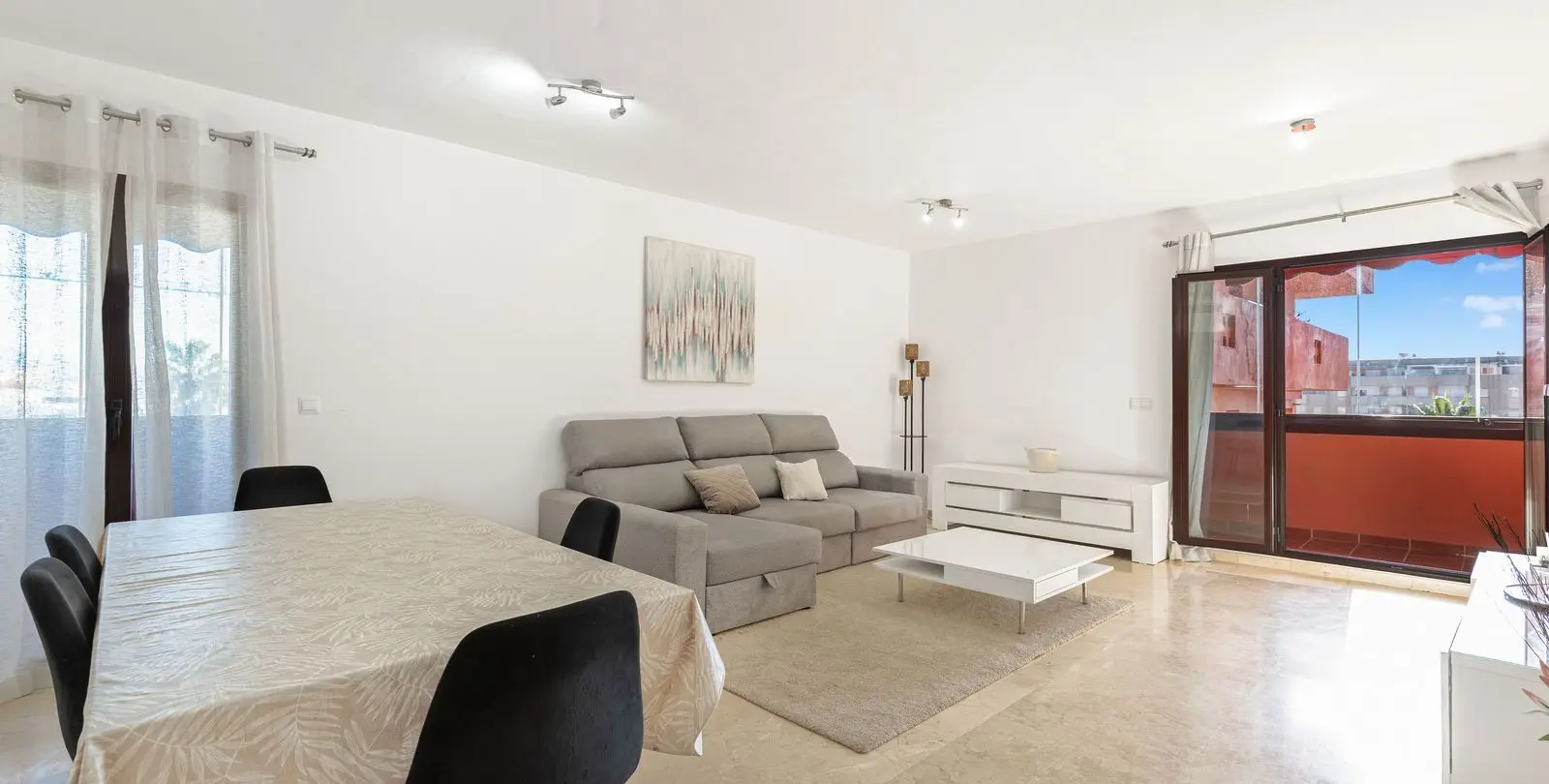 Продажа апартаментов на среднем этаже в Estepona 1