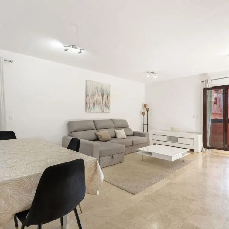 Sale of middle floor apartment in Estepona