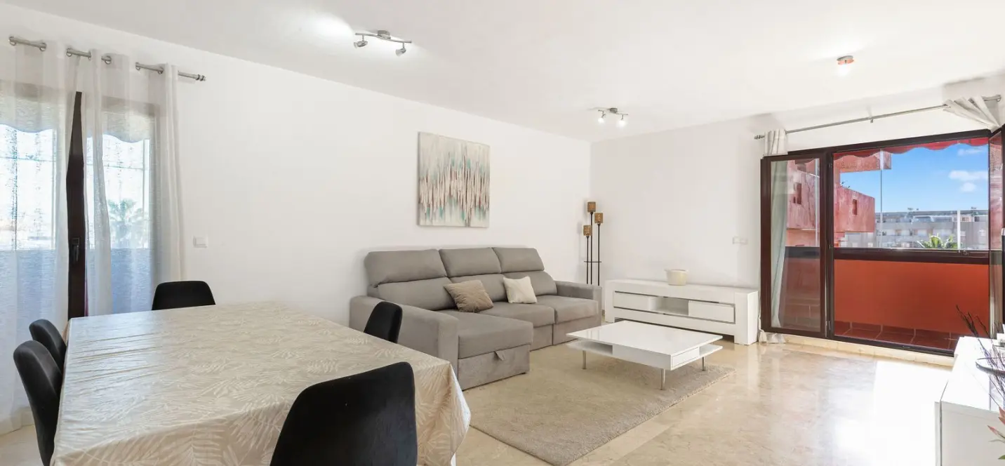 Sale of middle floor apartment in Estepona 0