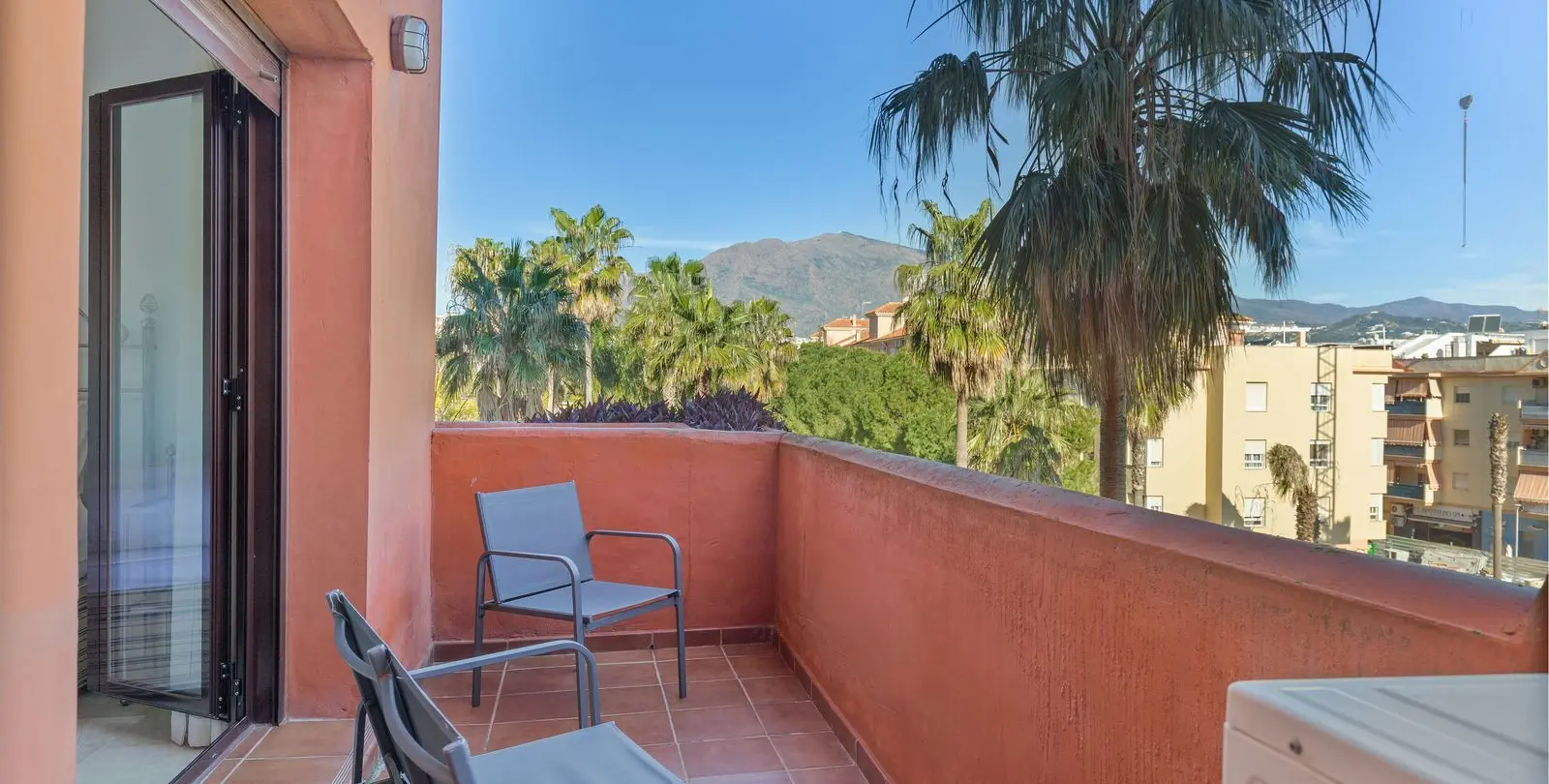 Продажа апартаментов на среднем этаже в Estepona 2