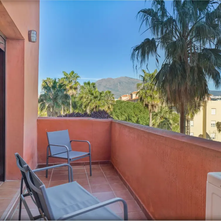 Sale of middle floor apartment in Estepona