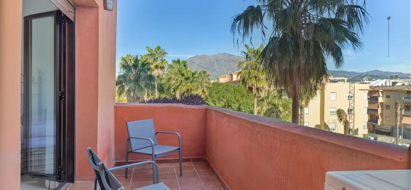 Sale of middle floor apartment in Estepona 1