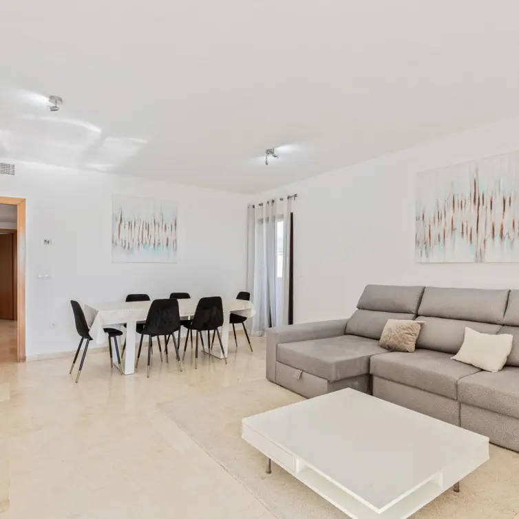 Sale of middle floor apartment in Estepona