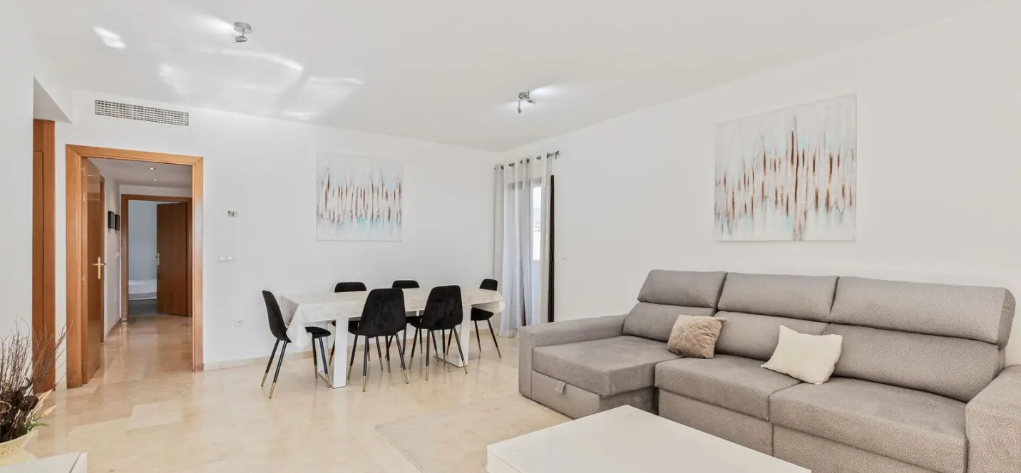 Sale of middle floor apartment in Estepona 2