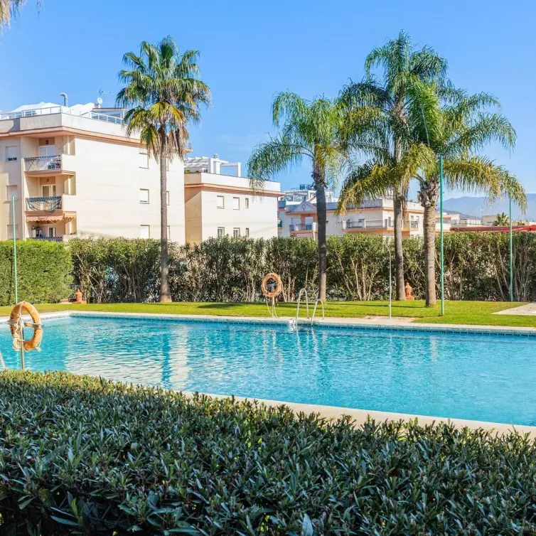 Sale of middle floor apartment in Estepona