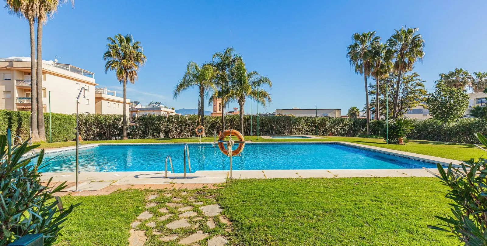 Продажа апартаментов на среднем этаже в Estepona 6