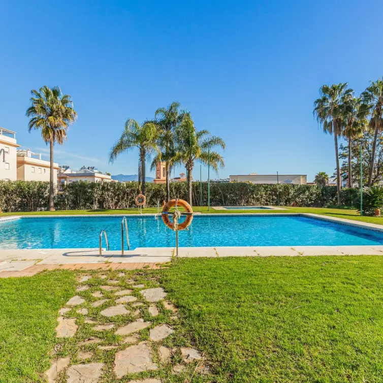 Sale of middle floor apartment in Estepona