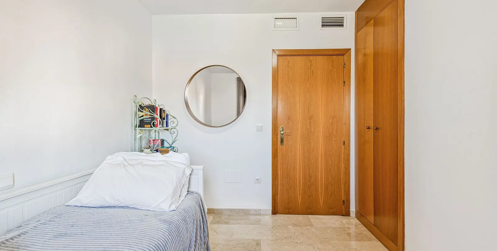 Продажа апартаментов на среднем этаже в Estepona 16