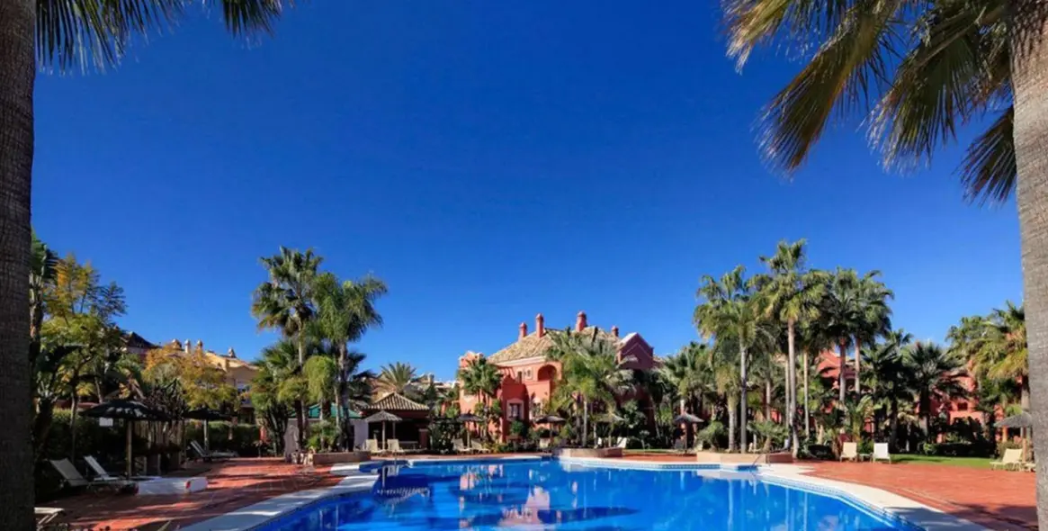 Продажа двухуровневого пентхауса в Puerto Banús 1