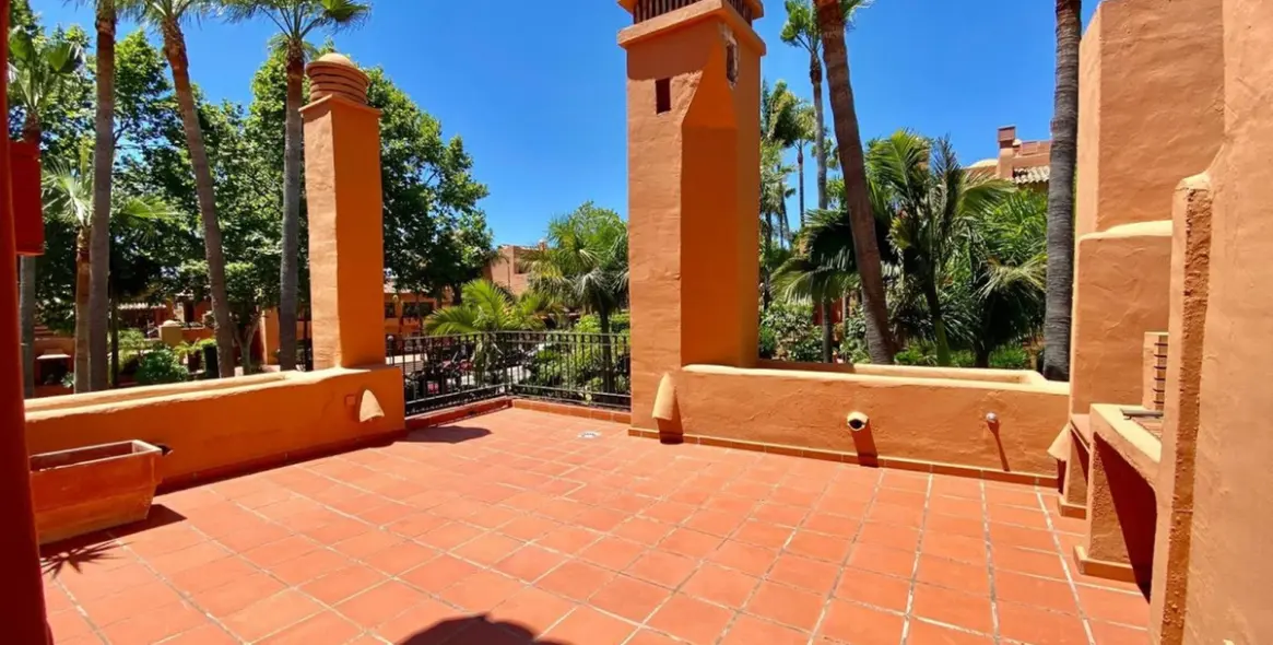 Продажа двухуровневого пентхауса в Puerto Banús 13