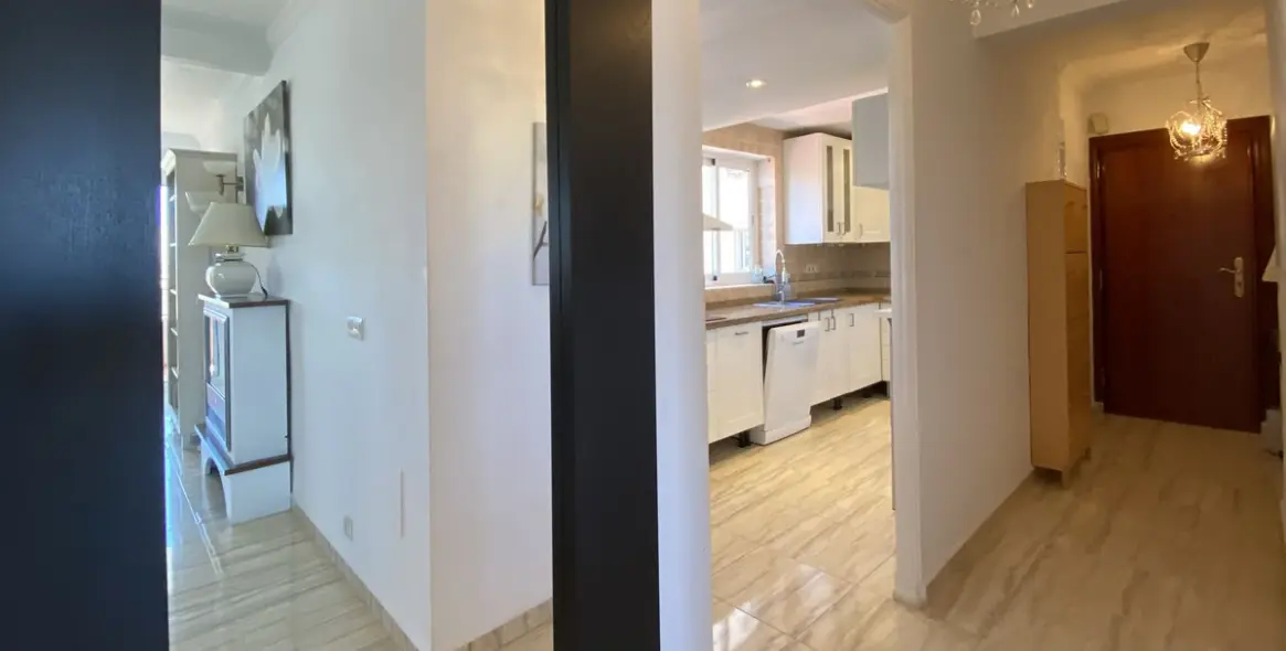 Sale of middle floor apartment in Benalmadena Costa 2