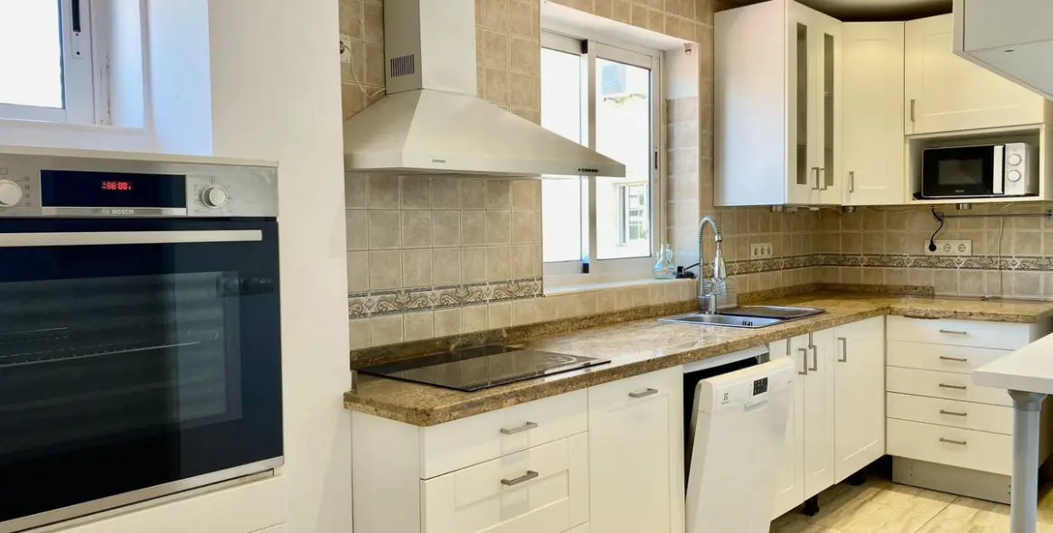 Sale of middle floor apartment in Benalmadena Costa 4