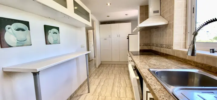 Sale of middle floor apartment in Benalmadena Costa 4