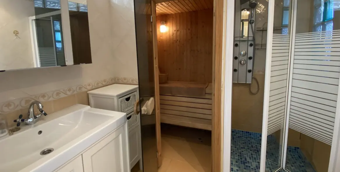 Sale of middle floor apartment in Benalmadena Costa 20