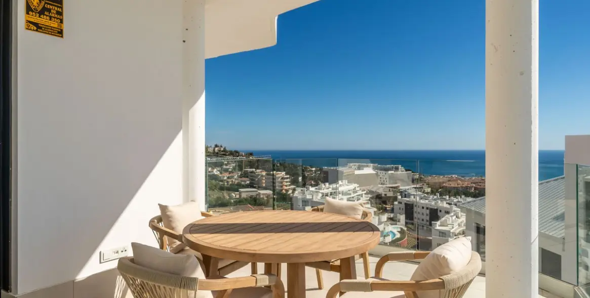 Sale of middle floor apartment in Fuengirola 11