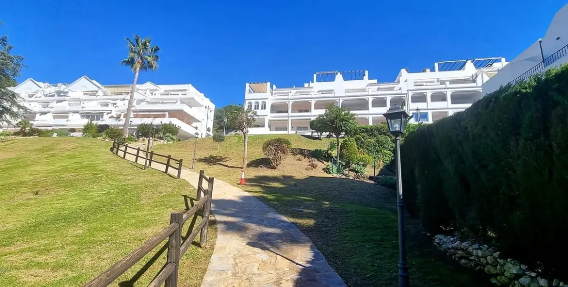 Sale of middle floor apartment in La Quinta 15