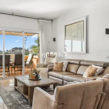 Продажа апартаментов на среднем этаже в Elviria