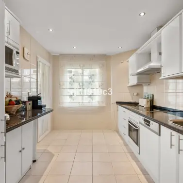 Продажа апартаментов на среднем этаже в Elviria