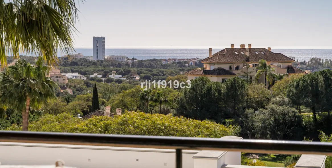 Sale of middle floor apartment in Elviria 3