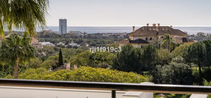 Sale of middle floor apartment in Elviria 2