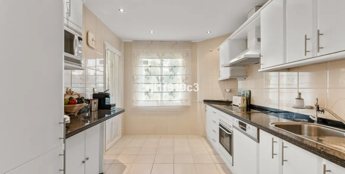 Sale of middle floor apartment in Elviria 6