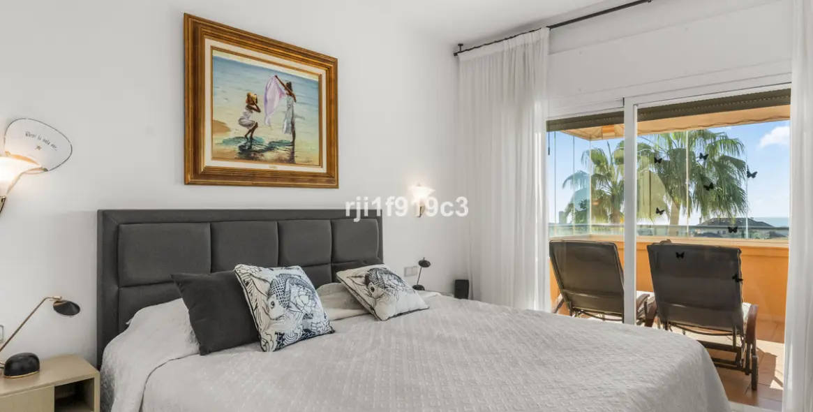 Sale of middle floor apartment in Elviria 7