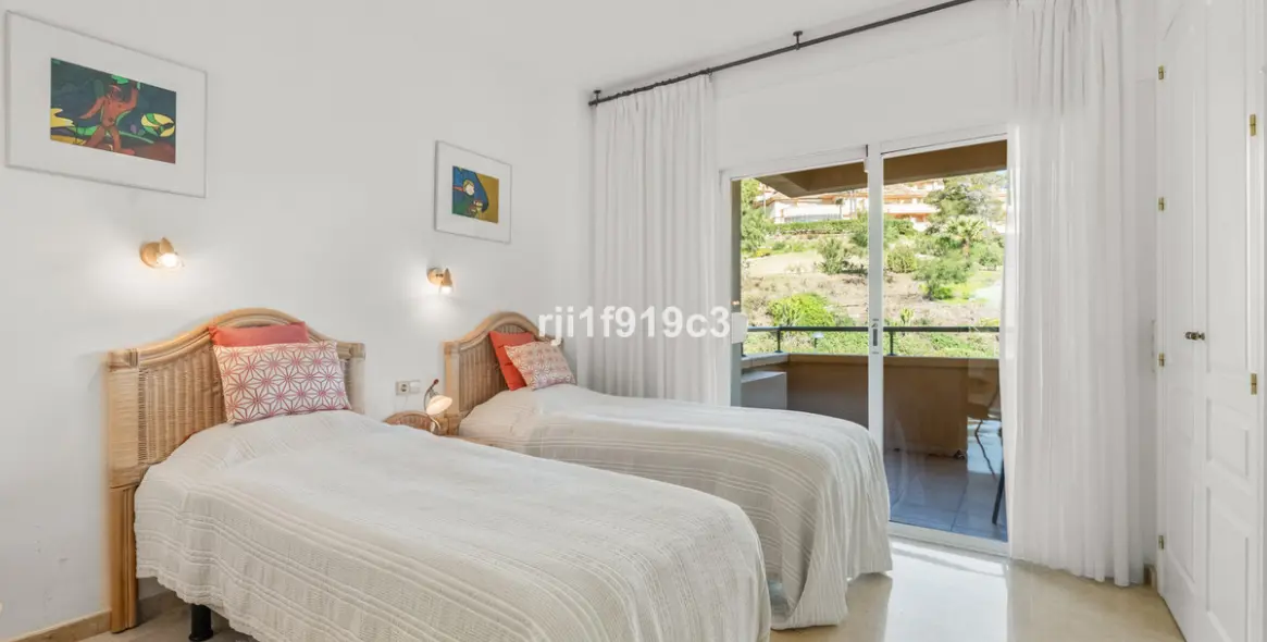 Sale of middle floor apartment in Elviria 10