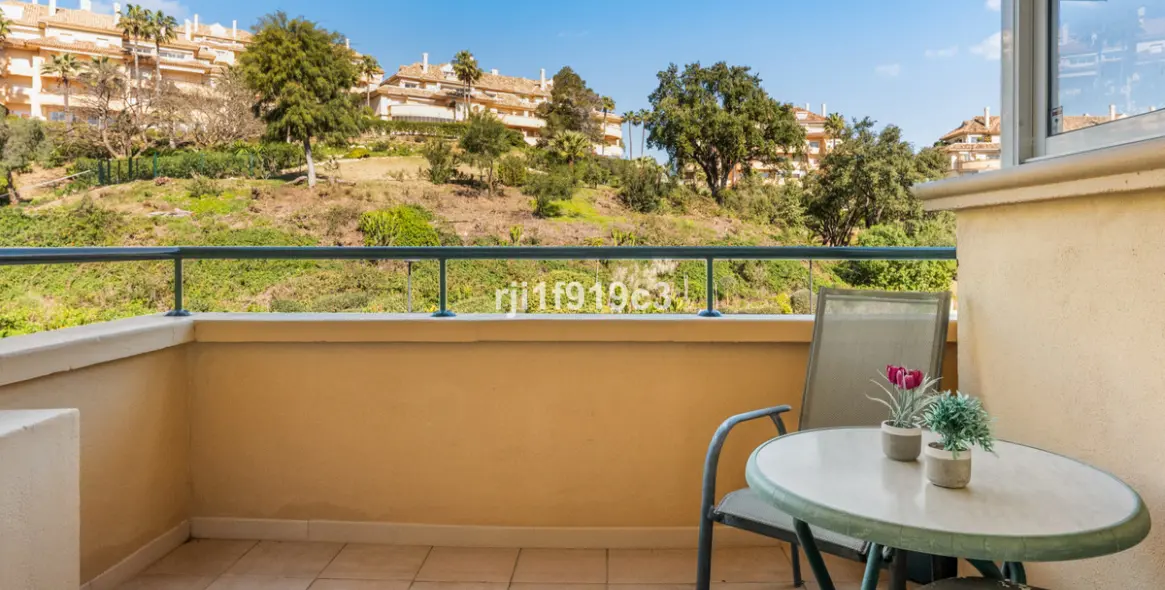 Sale of middle floor apartment in Elviria 11