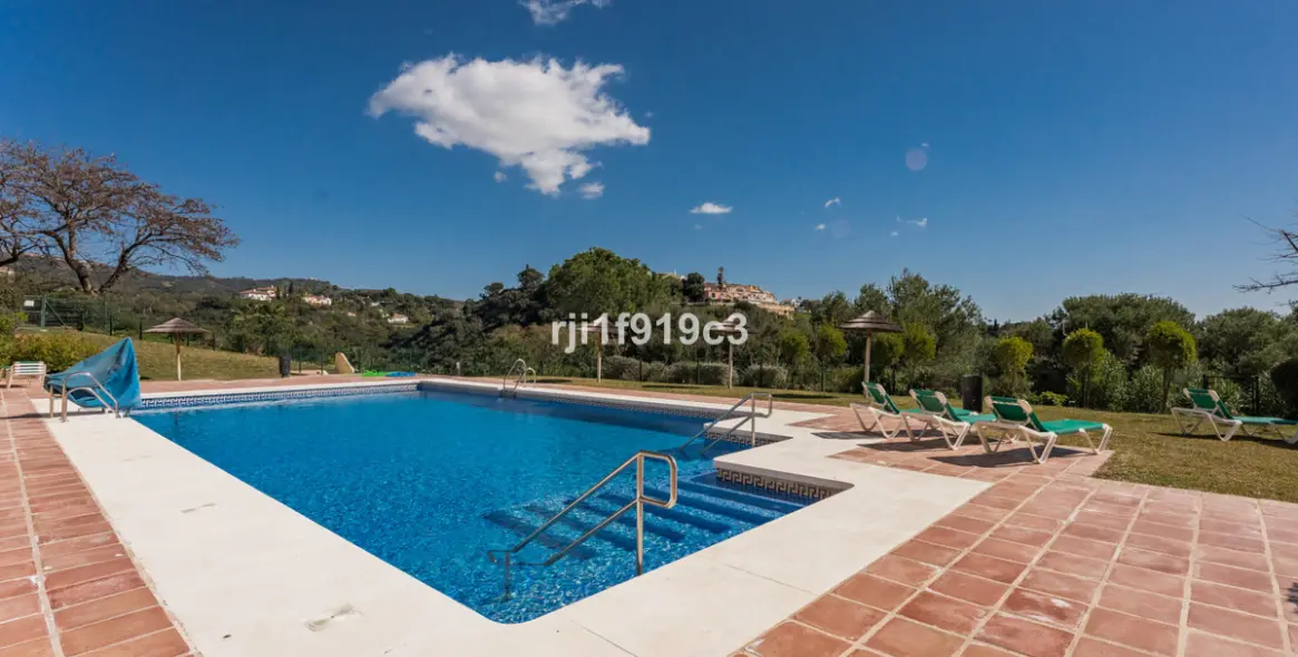 Sale of middle floor apartment in Elviria 17