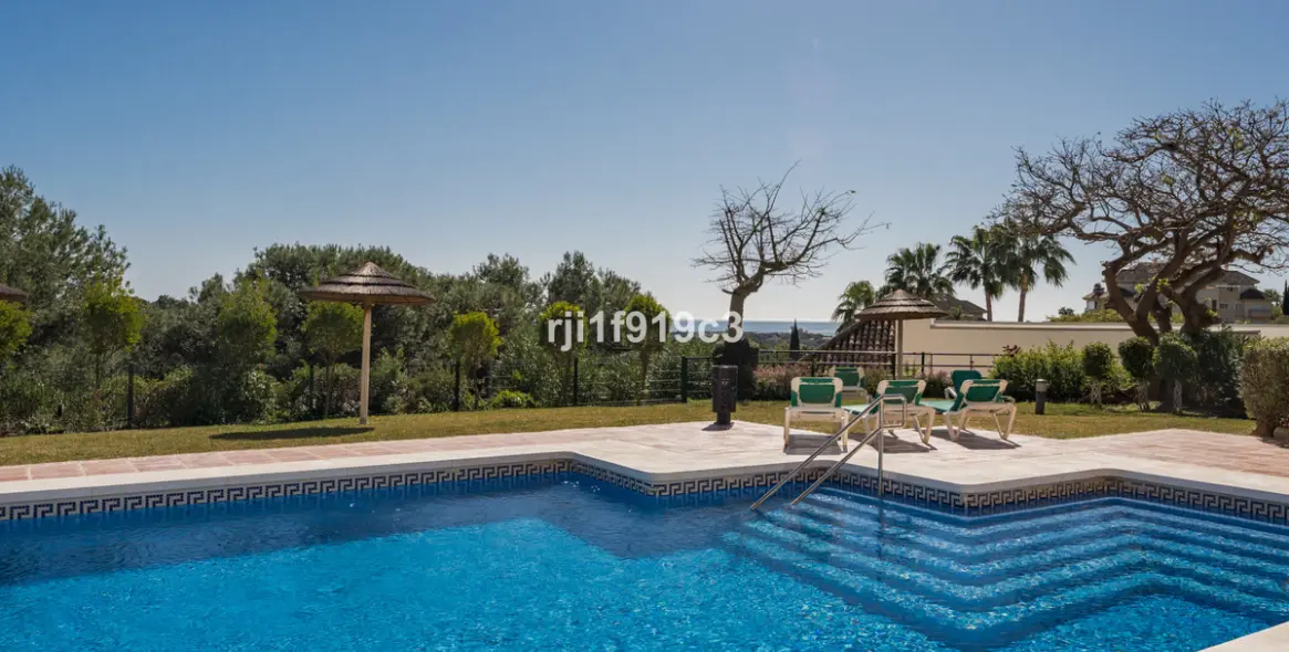 Sale of middle floor apartment in Elviria 18