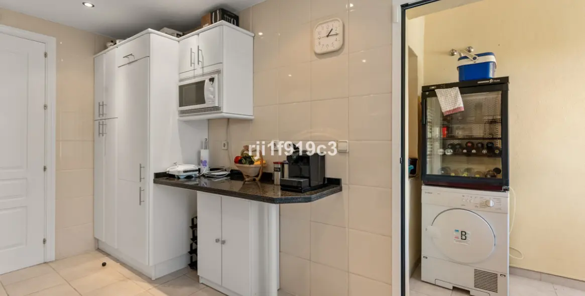 Sale of middle floor apartment in Elviria 19