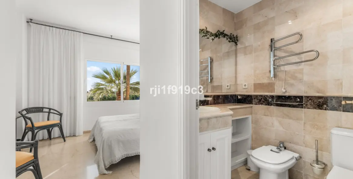Sale of middle floor apartment in Elviria 24