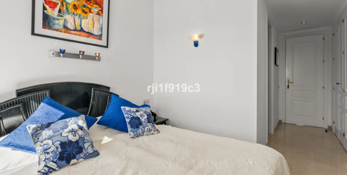 Sale of middle floor apartment in Elviria 25