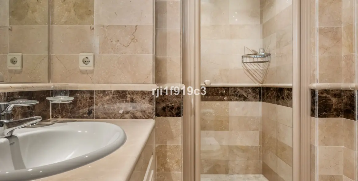 Sale of middle floor apartment in Elviria 27